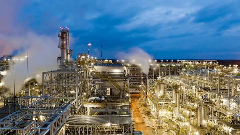 Нефтеперерабатывающий завод «Кинеф» в Ленобласти полностью парализован после налёта дронов: повреждены основные установки, приостановлена отгрузка продукции, ремонт может занять длительное время.