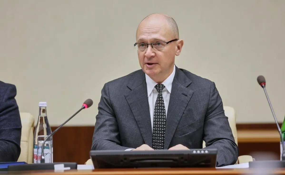 Внутри властных структур растёт напряжение: политический блок администрации настаивает на управлении через технологии и ограничения свободы, тогда как силовики отстаивают жёсткие меры контроля. События вокруг отставок, задержаний и ужесточения охраны указывают на глубокий раскол.