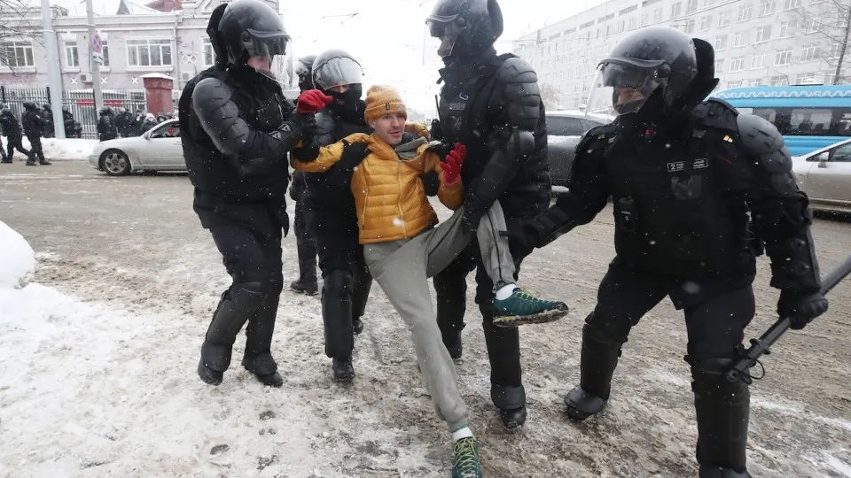 В третьем чтении депутаты закрепили в планах профилактики МВД предупреждение уклонений от военной службы и противодействие искажению истории. Поправки согласованы на фоне правил круглогодичного призыва и увеличения мобилизационных резервов.
