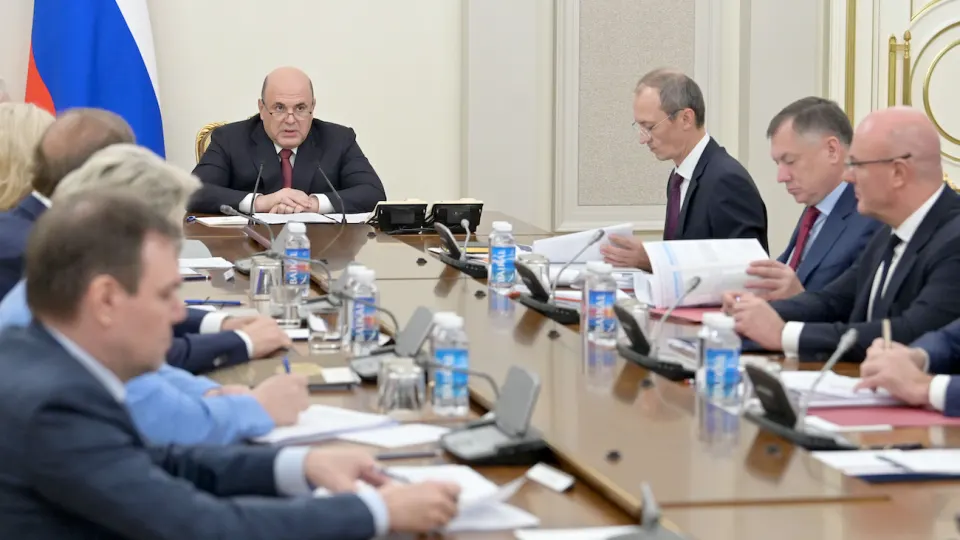 Кабмин потребовал от крупнейших нефтяных компаний подписать соглашения о стабилизации рынка топлива: контроль объёмов производства, отгрузок, экспорта и розничных цен на фоне серии ударов беспилотников, сокративших переработку до многолетних минимумов.