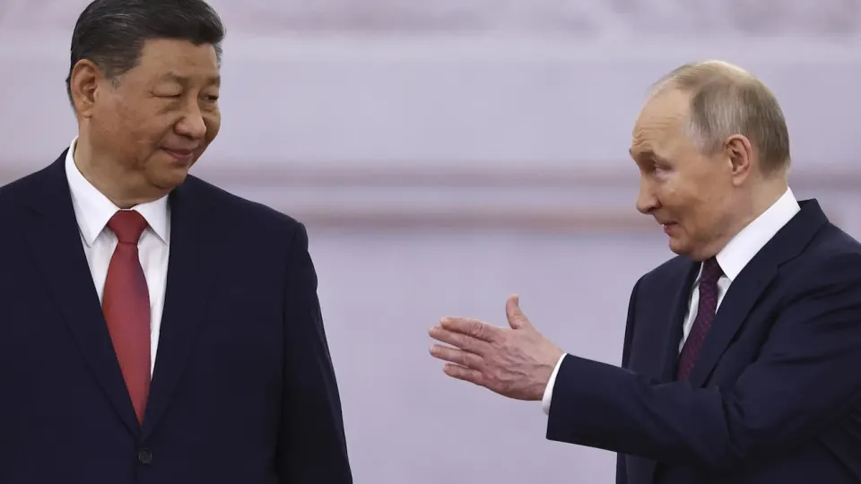 В пятый раз с 2022 года Владимир Путин едет в Пекин, где намерен на переговорах с Си Цзиньпином добиваться согласования проекта «Сила Сибири‑2». В делегацию войдут топ‑менеджеры «Роснефти» и «Газпрома», планируется подписание около 40 документов. Ключевые вопросы — цена газа, инвестиционные условия и сроки запуска.