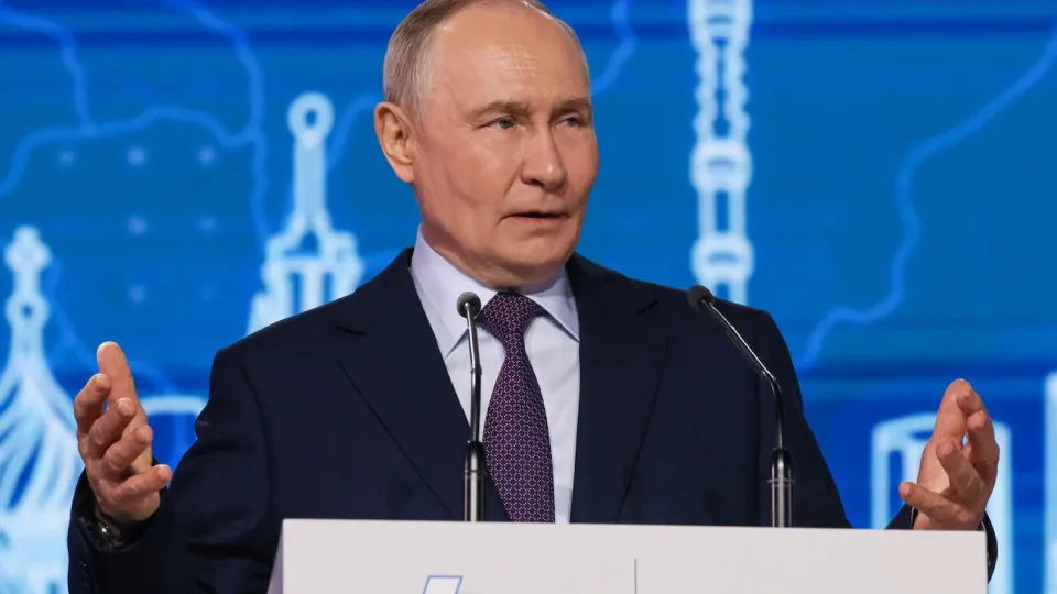 Президент призвал активнее трудоустраивать вернувшихся с фронта военнослужащих — в том числе раненых и инвалидов — в оборонные и другие промышленные отрасли для укрепления технологического суверенитета и производства критически важной продукции.