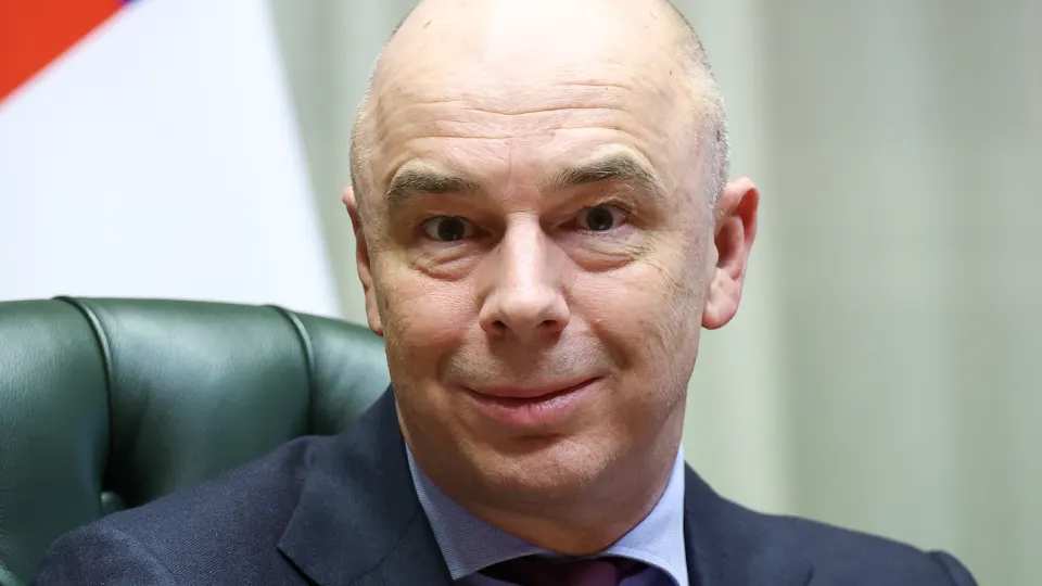 Министерство финансов объявило о корректировке бюджета текущего года: расходы растут, резервы не бесконечны, а падение прогнозов роста требует поиска сокращений или дополнительных доходов.