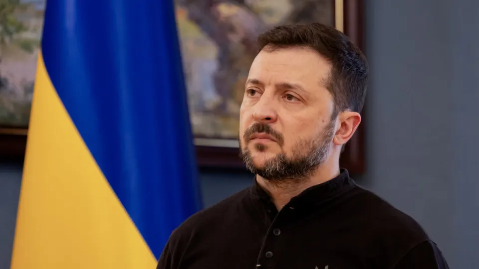 Президент призвал к остановке огня с 00:00 ночи с 5 на 6 мая и потребовал от Кремля конкретных шагов по завершению агрессии; ранее Минобороны РФ объявило одностороннее перемирие на 8–9 мая с угрозой удара по центру Киева.