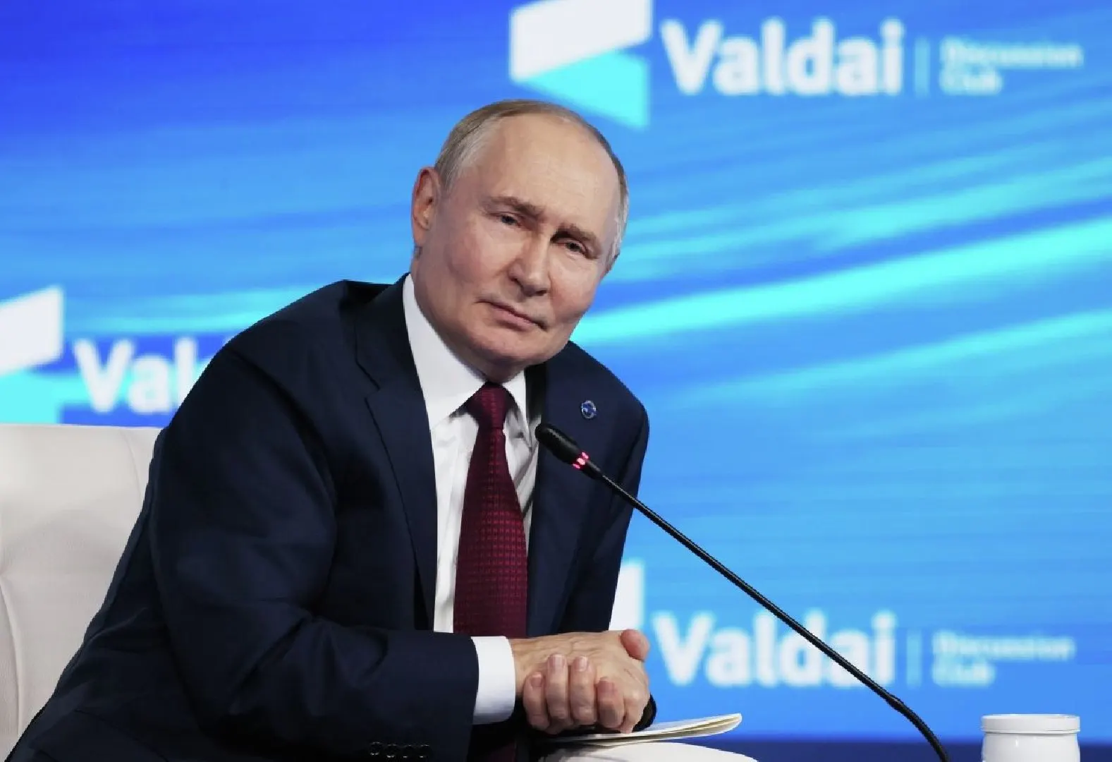 Международный уголовный суд разъяснил: приглашение на мирные переговоры само по себе не освобождает от обязательства исполнить ордер на арест — исключение возможно только при участии ООН и соответствующих процедур.