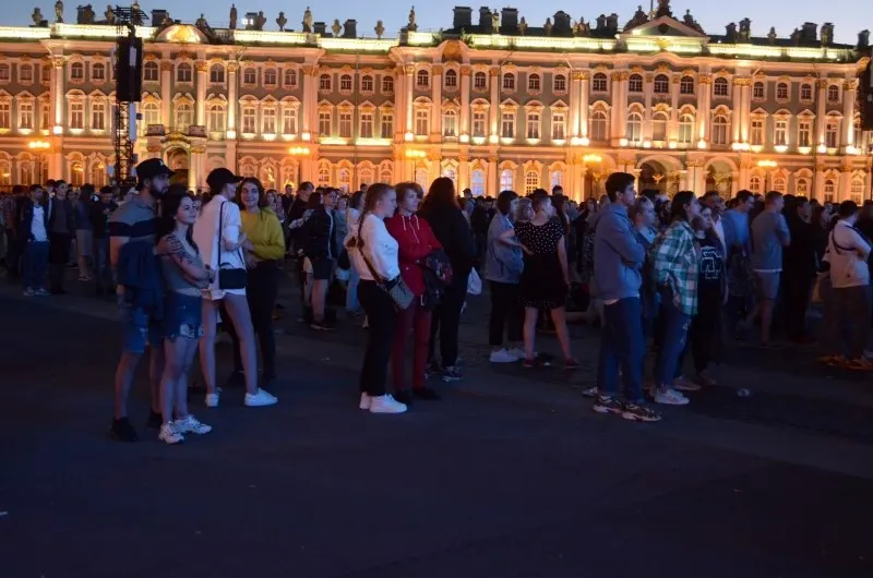 В ночь с 27 на 28 июня в Санкт‑Петербурге пройдёт «Алые паруса — 2026» для около 66 тысяч выпускников. Одновременно власти утверждают 300 приоритетных образовательных программ и увеличивают число бюджетных мест; в Смоленске 26–28 июня пройдёт День молодёжи.