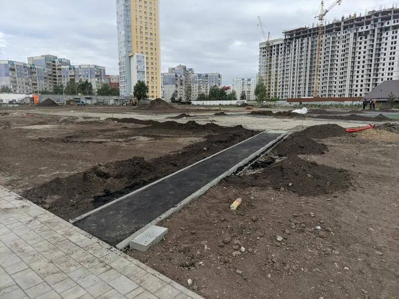 На улице Шумакова подрядчик приступил ко второму этапу работ: тротуары, освещение, видеонаблюдение, посадка деревьев и новые площадки — контракт свыше 71 млн рублей.