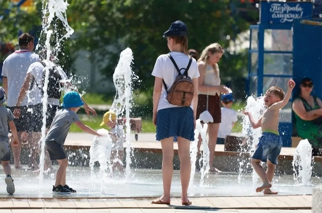 Температура в ряде районов достигает 35°C, в крае высокая пожароопасность. Ожидаются дожди, грозы, град и порывы ветра до 25 м/с; основная волна осадков ожидается 13 июня.