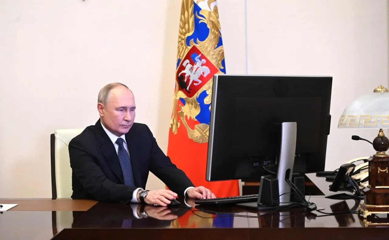 Президент распорядился обеспечить внедрение «белых списков» до 1 июля. Ответственными назначены премьер-министр и директор ФСБ; кабмин и ведомство должны гарантировать работу медпомощи, госуслуг и платёжных систем при возможных ограничениях интернета.