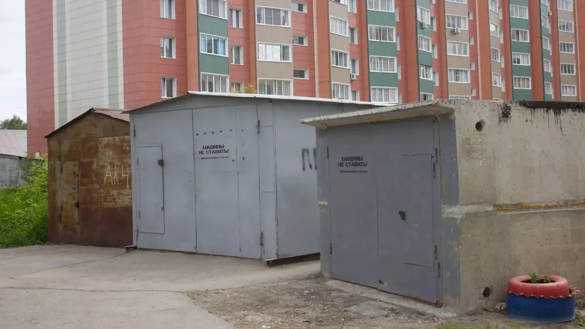 В городе выявили сотни гаражей с незаконными электропроводками — уже отключили питание у большинства, часть строений сносят или готовят к разбору через суд.