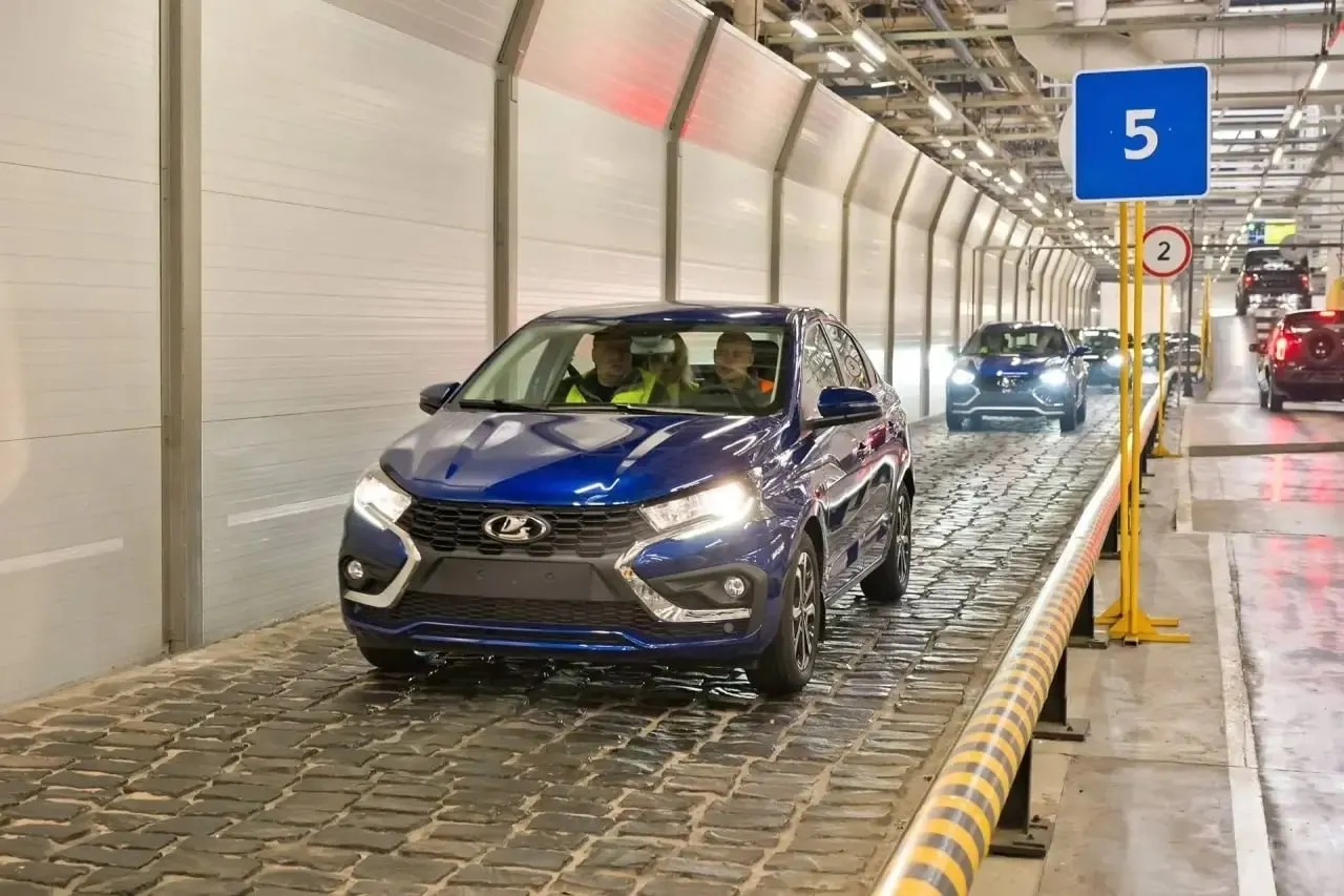Минпромторг предлагает повысить утильсбор и поддержать отечественный автопром: цель — увеличить долю российских машин на рынке с 40% до 80% к 2030 году, что может сделать иномарки значительно дороже.