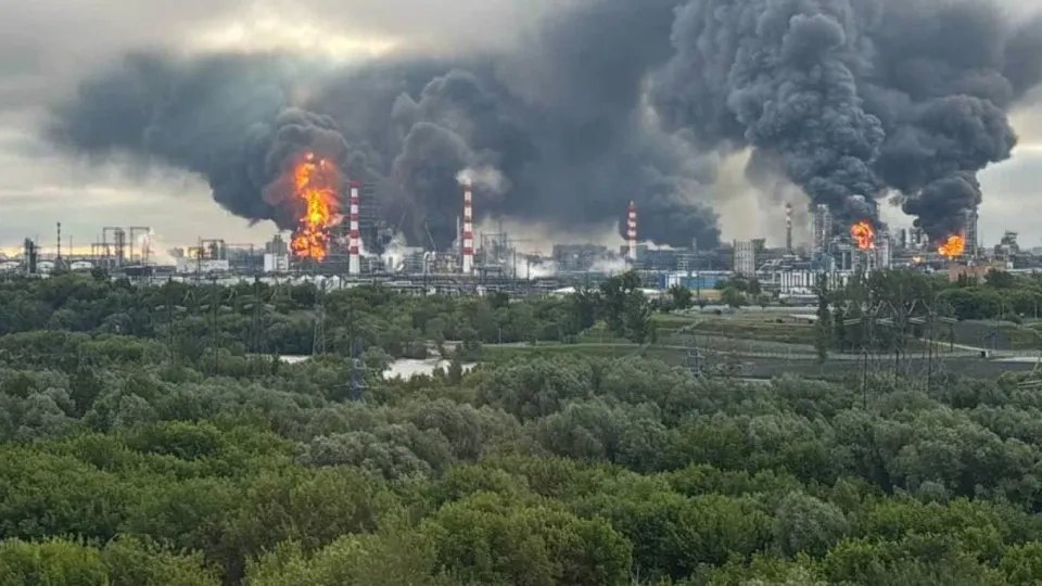 Украинские силы расширили удары по нефтеперерабатывающим заводам и военным целям в глубине России при поддержке разведданных США. Удары привели к значительному сокращению переработки, простоям мощностей и региональным ограничениям на продажу топлива.