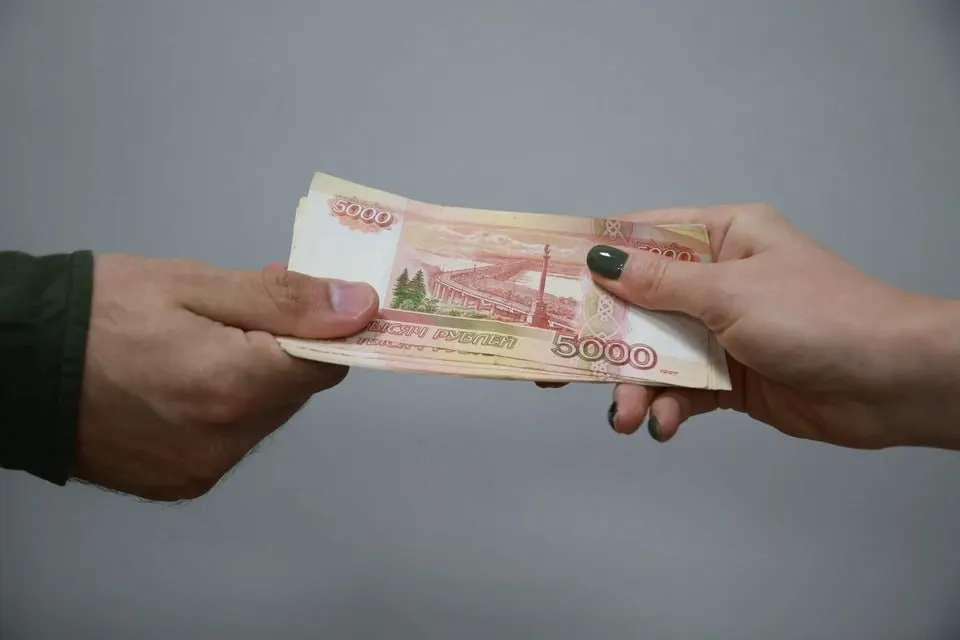 Рубцовская транспортная прокуратура установила, что представитель фирмы из Барнаула передавал работникам на станции Кулунда взятки, после чего неисправные вагоны признавали годными; суд назначил штраф в 1 млн рублей.