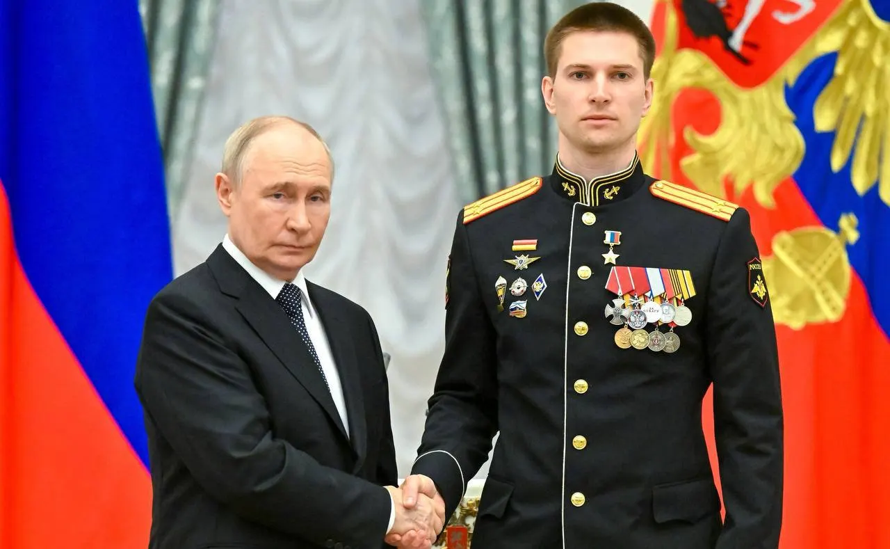 Президент вручил Ивану Берестовскому медаль «Золотая Звезда» за мужество в ходе специальной военной операции; он дважды был ранен, но вернулся в строй.