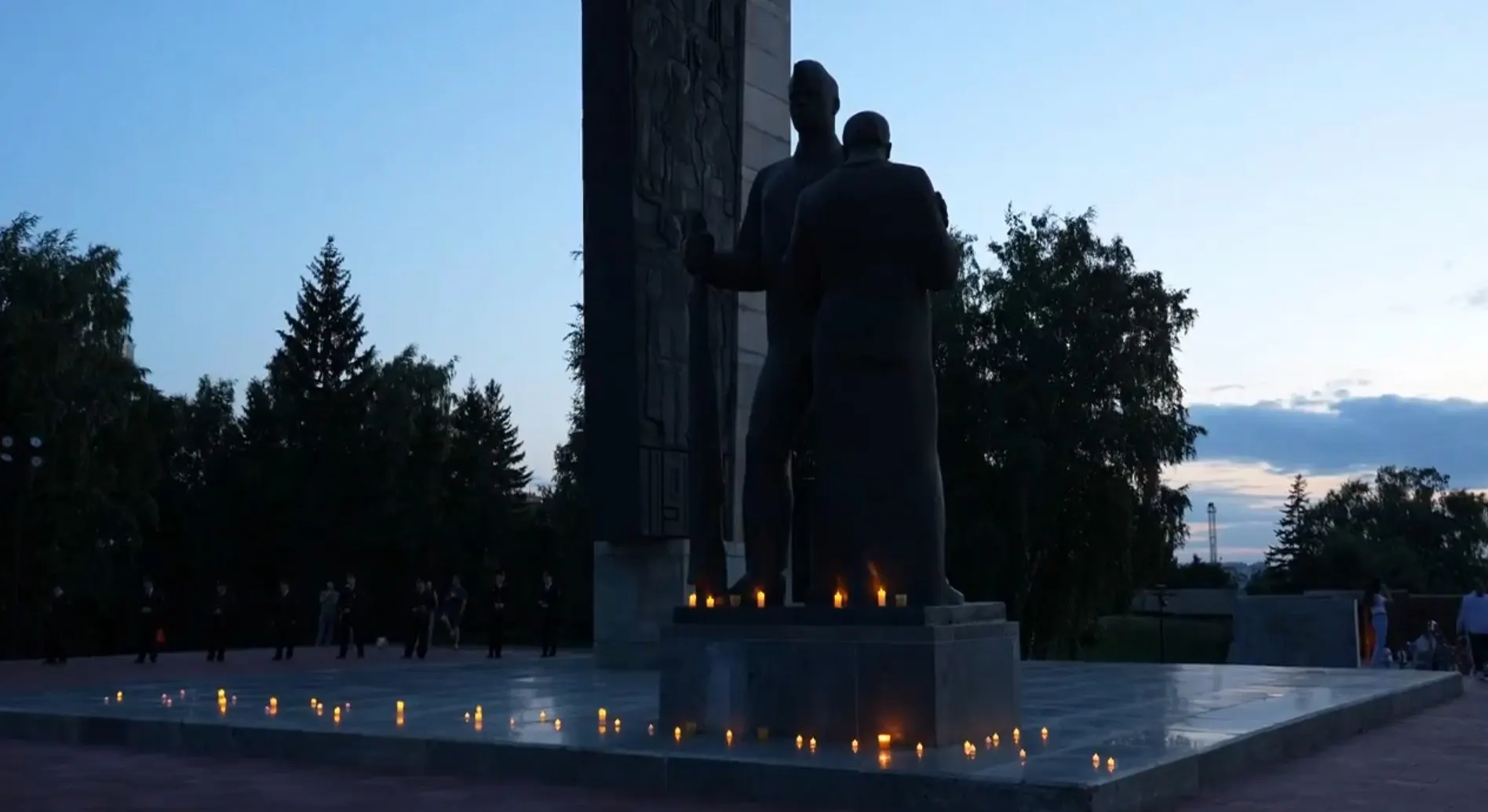 На площади Победы пройдёт вечер памяти с исполнением военных песен в исполнении филармонических коллективов и солистов. После концерта — акция «Свеча памяти». Вход свободный, 6+.