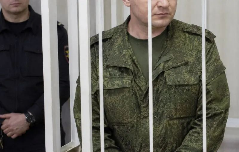 Барнаульский гарнизонный суд признал полковника виновным в превышении полномочий, получении крупной взятки и растрате бензина. Ущерб полиции оценён в 1,1 млн рублей.