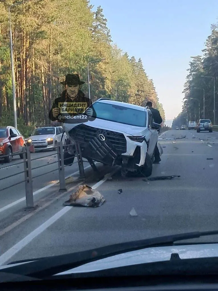 Утром 9 июня на шоссе Ленточный бор в Барнауле Audi не справилась с управлением и врезалась в JAC. По данным ГИБДД, после столкновения JAC наехал на препятствие, никто не пострадал.