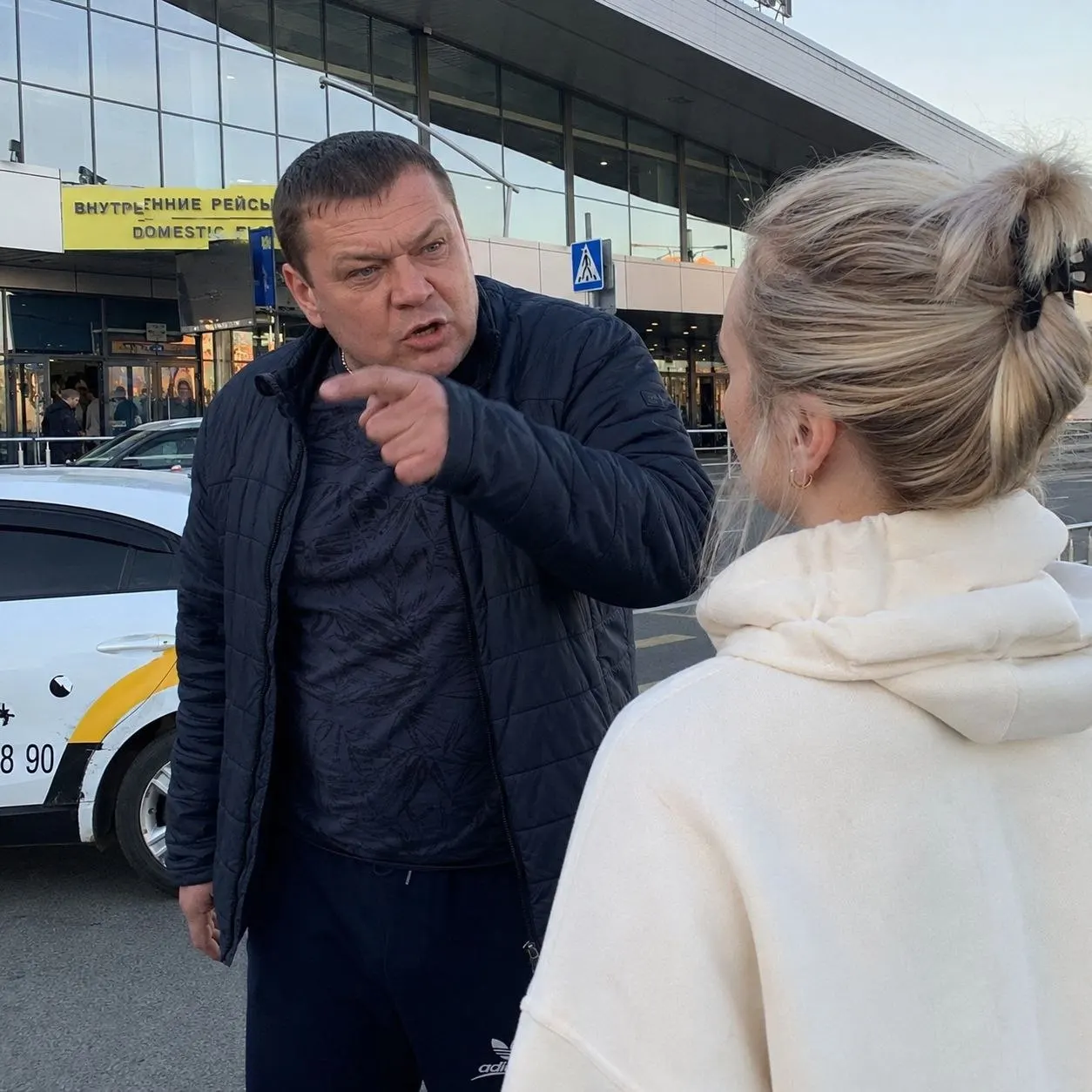 По словам женщины, водитель такси оскорблял её, угрожал проколоть колёса и позже сфотографировал — пострадавшая решила опубликовать историю, комментариев со стороны таксиста нет.