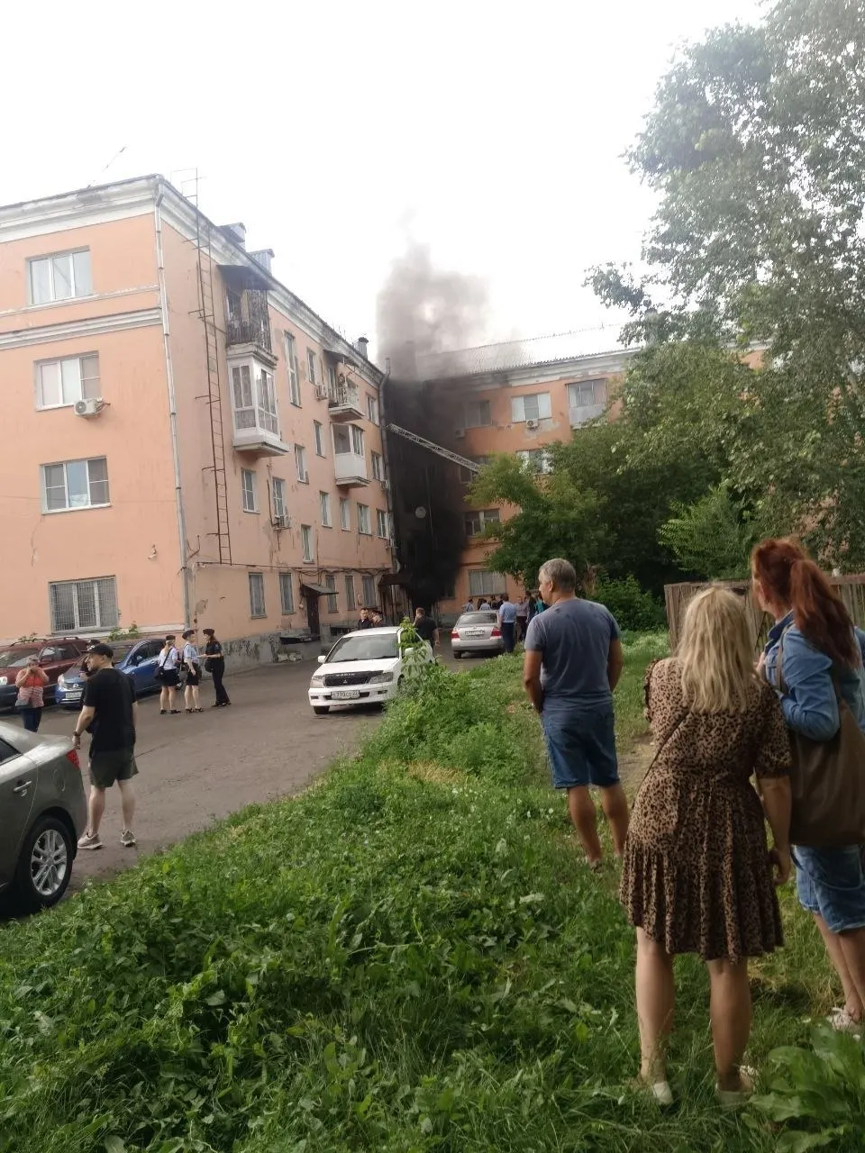 26 июня в Барнауле загорелся подъезд жилого дома на проспекте Калинина: возгорание началось в подвале, эвакуированы жители, спасатели ликвидировали открытое горение.