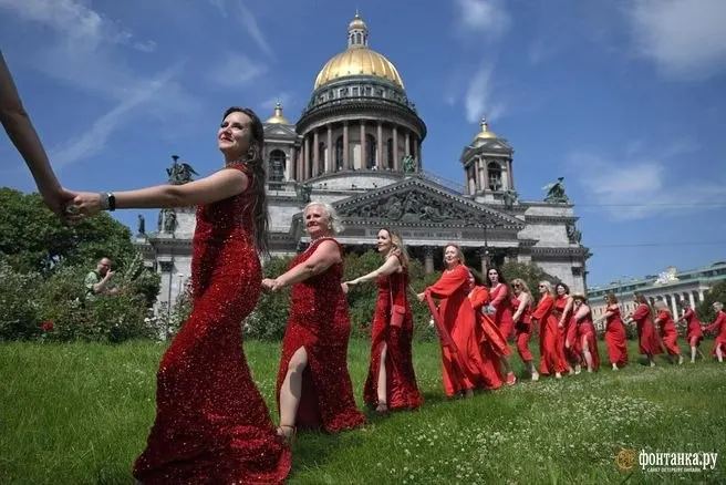 В центре Санкт‑Петербурга прошла патриотическая акция: женщины выстроились в форму сердца. Инициатива зародилась в Красноярске, участие платное, в списке городов есть пометка про Барнаул.