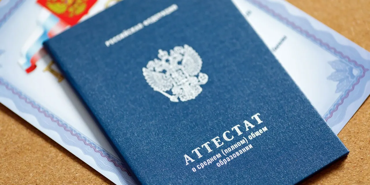 Администрация города сообщила, что торжественные вручения аттестатов пройдут 26 и 27 июня в 84 школах Барнаула. Большинство мероприятий организуют в школах, а для учреждений без актовых залов или с большим числом выпускников — в городских домах культуры.