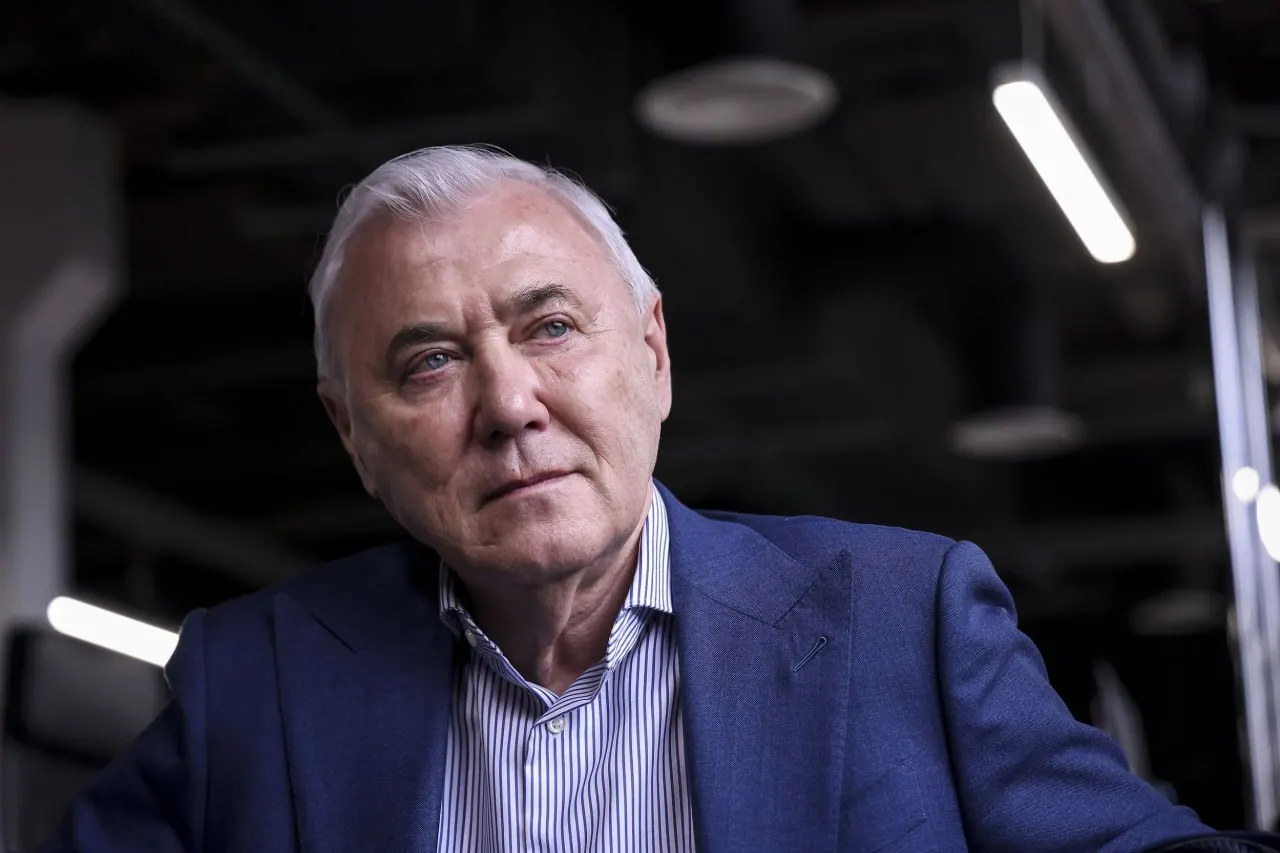 Закон хотят принять до 20 июля, чтобы он вступил в силу с 1 сентября 2026 года; в проект внесли послабления для участников ВЭД и правила для некастодиальных кошельков.