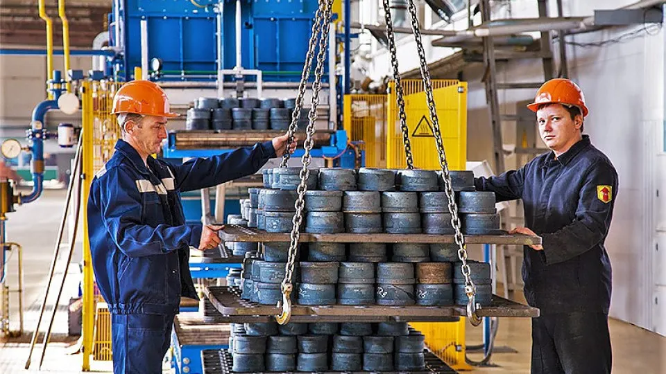 Суд по требованию Генпрокуратуры наложил арест на основное юридическое лицо и заводы Европейской подшипниковой корпорации (ЕПК) в ряде городов. По делу фигурируют бывший депутат Олег Савченко, его сын и несколько предпринимателей.