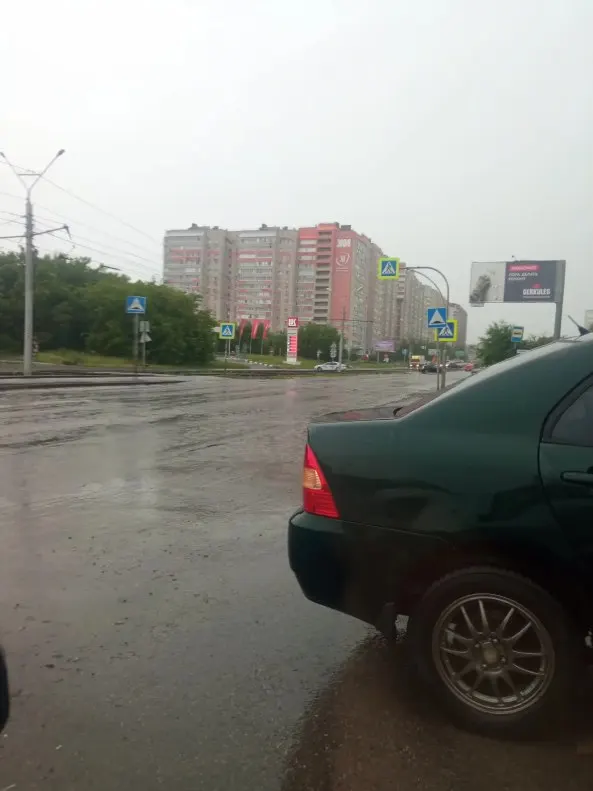 Утром 13 июня в Барнауле закрыли участок Попова от улицы 280‑летия Барнаула до Павловского тракта из‑за скопления воды; на ряде других улиц зафиксированы подтопления.