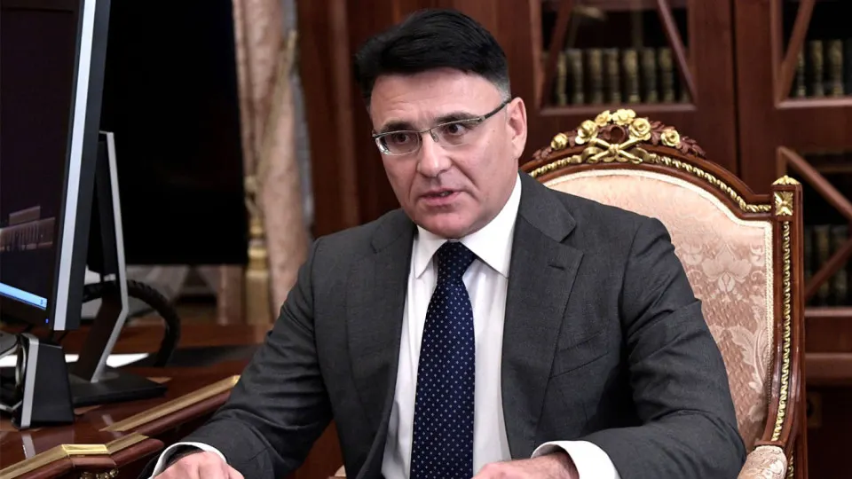 Гендиректор крупного медиахолдинга предложил ограничить показ иностранных фильмов квотами и входными взносами, чтобы отбирать «лучшие» картины и освободить места для отечественного кинопроката. Власти поручили ускорить решение по квотам, пока часть западных фильмов показывают в обход официального проката.