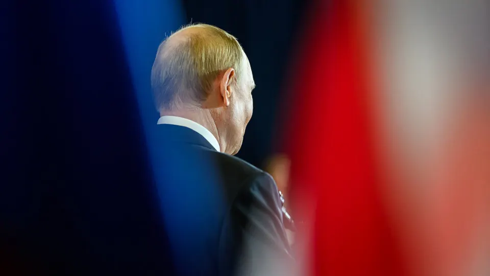 Публикация «открытого» рейтинга доверия президента прекращена: показатель на начало апреля опустился до 29,5%. При этом «закрытый» метод регулярно показывает значительно более высокий уровень доверия. Одобрение деятельности сохраняется в районе двух третей, но демонстрирует снижение и рекордные темпы падения за последние месяцы.