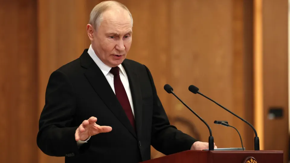 Президент предупредил о возмездии в ответ на запуски беспилотников с европейской территории, назвал атаки попыткой «раскачать» общество; российские спецслужбы указывают на Латвию, страны Балтии отвергают обвинения.