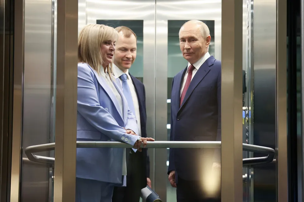 Руководители силовых структур якобы настаивают на переносе или отмене сентябрьских выборов в Госдуму, ссылаясь на ухудшение экономики, падение рейтингов партии власти и угрозы безопасности. В Кремле обсуждение пока считают преимущественно на уровне разговоров.
