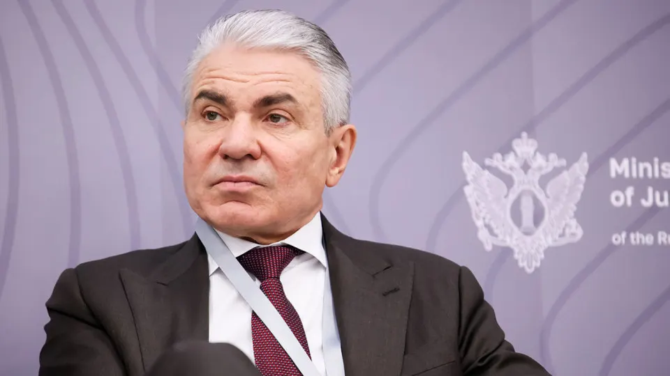 Замминистра юстиции предложил обязать создателей нейросетей внедрять фильтры, которые предотвратят «воспроизведение» деятельности «иноагентов», и ввести ответственность — административную, уголовную или финансовую.