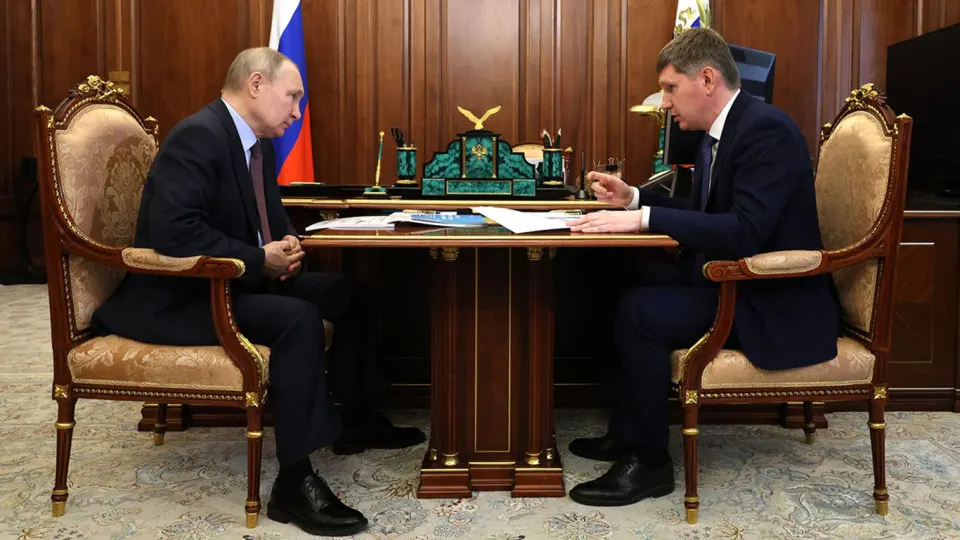 Президент потребовал ускорить рост инвестиций, однако высокие ставки, бюджетная экономия, утрата доверия бизнеса и риск изъятия активов тормозят восстановление вложений.