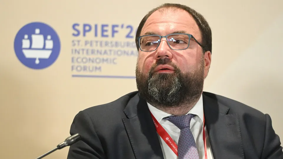 Глава Минцифры сообщил, что власти намерены внедрить механизмы возрастной идентификации в интернет‑платформы; эксперты предупреждают о рисках утечек данных и дополнительных расходах для сервисов.