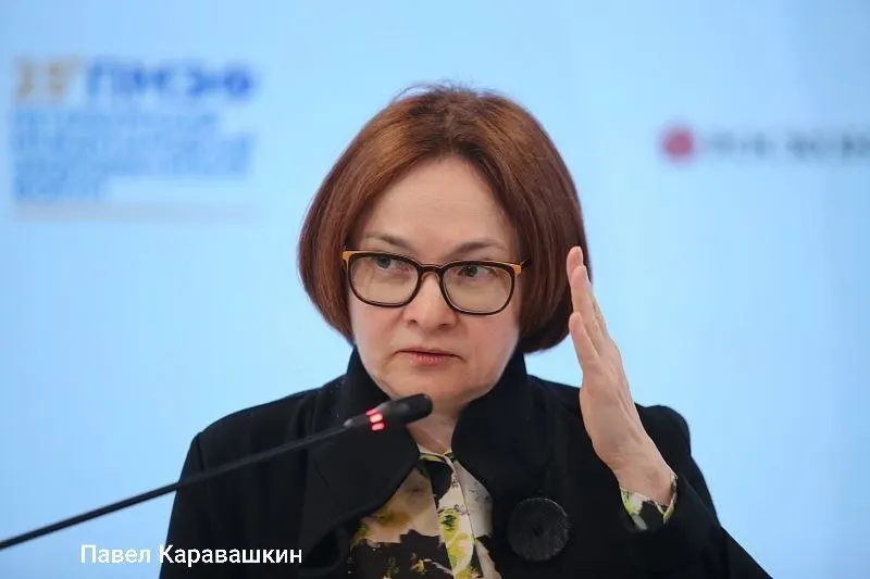 Глава Центробанка поедет на похороны своего советника Алексея Можина; на ПМЭФ обсуждение восстановления устойчивого экономического роста проведут другие высокопоставленные чиновники.