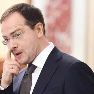 Помощник президента Владимир Мединский выступил за возвращение распределения и обязательной отработки для обучающихся за счёт бюджета: предложена «планово-капиталистическая» модель с трудовыми контрактами и контролем работодателей за учебными программами.