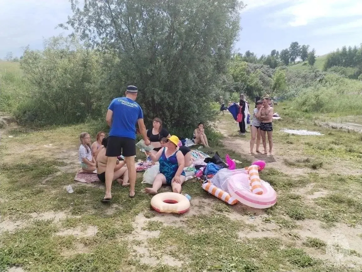 После трагедии с утонувшим 12-летним ребёнком спасатели дежурят на озере Коралл, проходят рейды по безопасности на воде и проводятся профилактические беседы с отдыхающими.