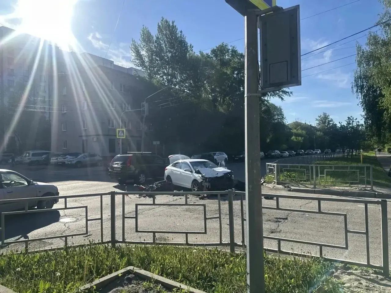 Утром 2 июня на регулируемом перекрестке водитель Hyundai при повороте налево не уступил дорогу мотоциклу Racer. В результате столкновения 23‑летний мотоциклист получил травмы и был госпитализирован, проводится проверка.