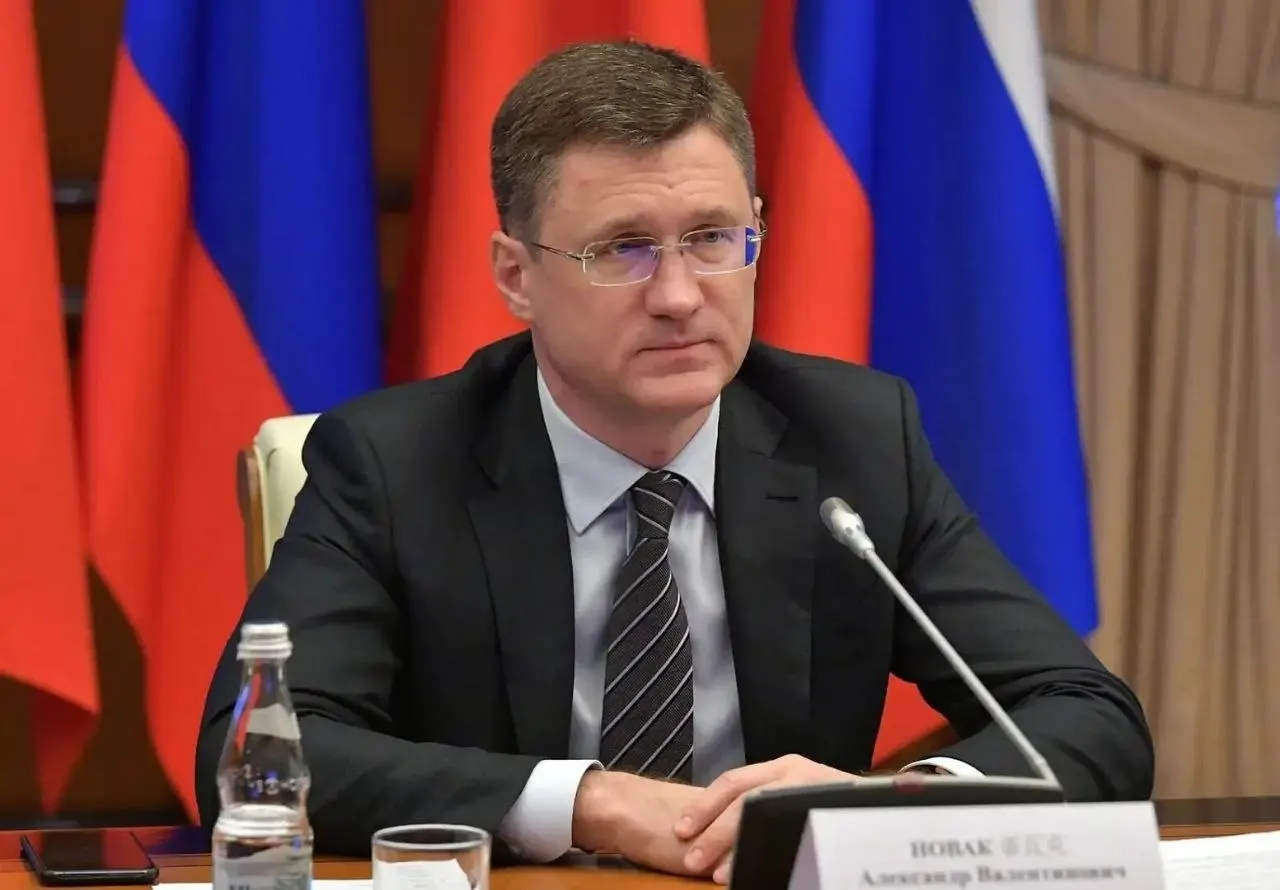 Вице‑премьер заявил, что в стране достаточно запасов топлива; ажиотаж временно поднял спрос на 20–30%. Власти корректируют логистику, чтобы обеспечить регионы.
