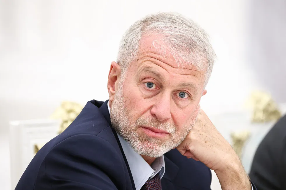 По сведениям нескольких осведомлённых источников, в мае российский бизнесмен встретился с президентом Украины в Киеве и передал предложение о личной встрече президенту России; официальных подтверждений нет.