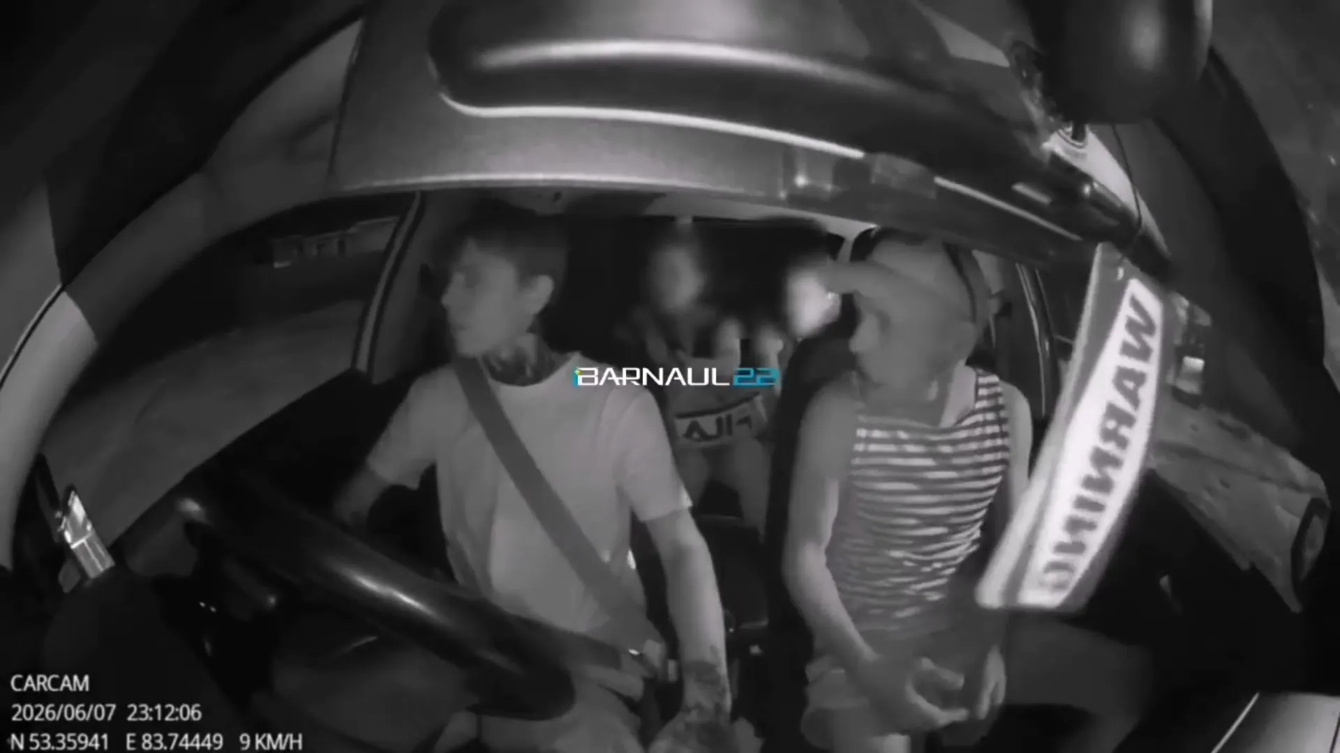 Во время поездки в Барнауле пассажиры требовали включить музыку на полную, оскорбляли водителя, а после высадки один из них ударил его по лицу.