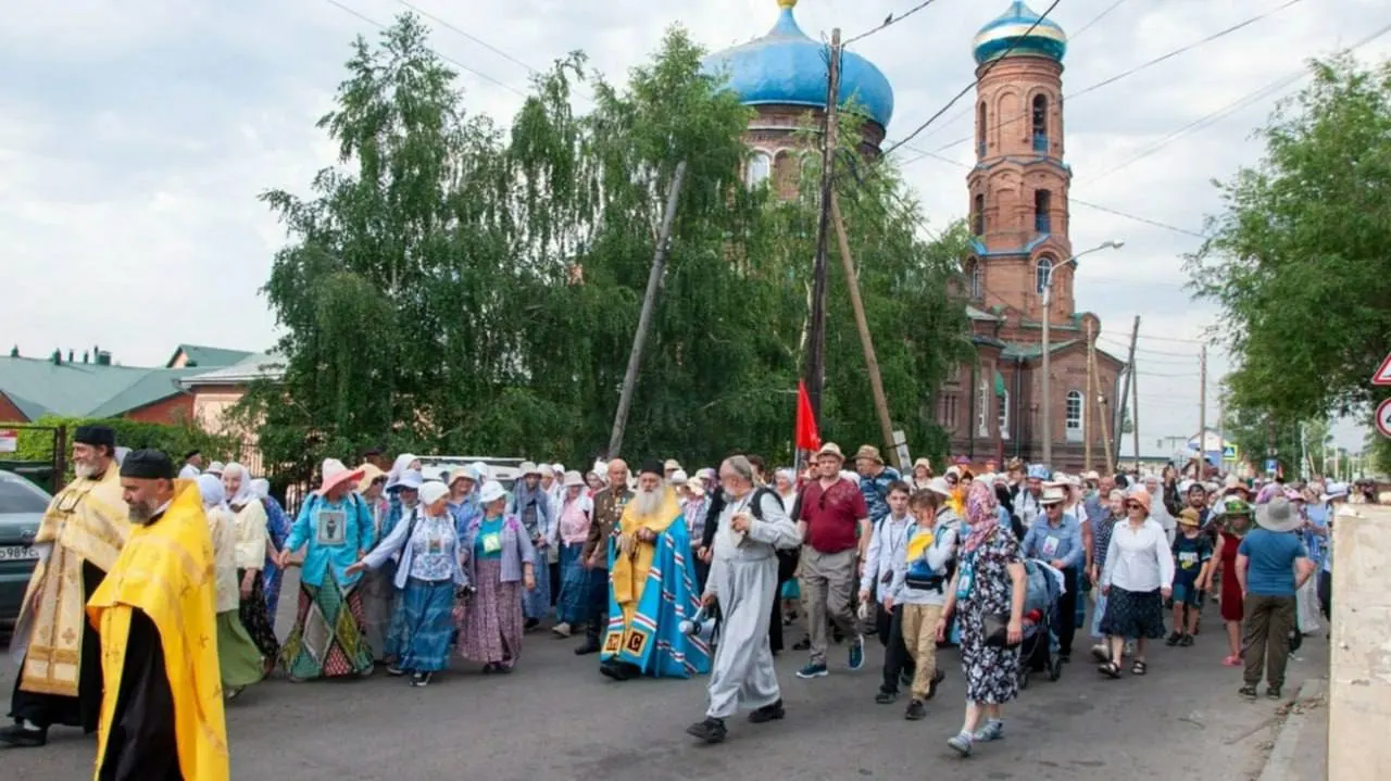 Традиционное паломничество началось у Покровского собора: верующие идут в сторону села Коробейниково, несмотря на дождь. Маршрут проходит через несколько населённых пунктов с остановками на богослужения.