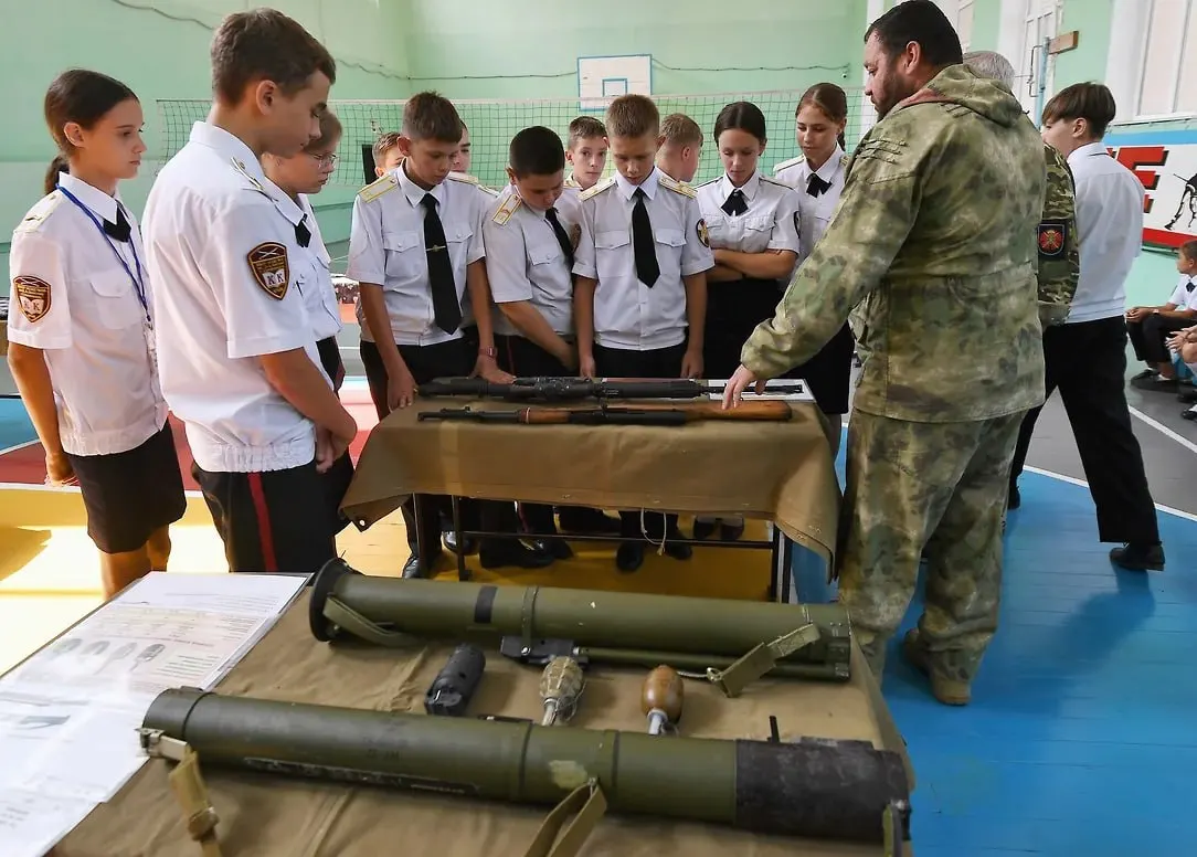 Учёных и педагогов предлагают включить запись рассказов военнослужащих и волонтёров в практики патриотического воспитания: материалы планируют использовать в школьных музеях и цифровом архиве.