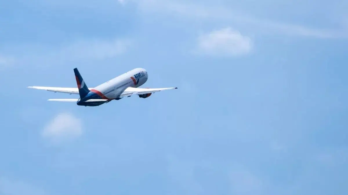 Росавиация 2 июня сняла ограничения с сертификата эксплуатанта Azur Air, введённые в марте после ряда инцидентов. По итогам внутреннего аудита шесть воздушных судов допущены к полётам, ещё три остаются на земле из‑за проблем с двигателями.