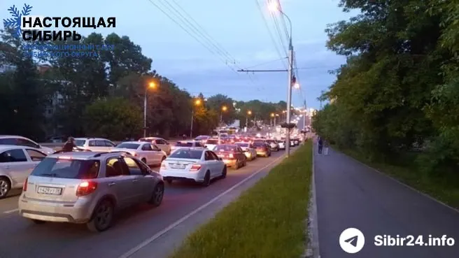 Сибирские регионы сталкиваются с дефицитом бензина: в Иркутске водители проводят в очередях до 8–9 часов, сети АЗС вводят жёсткие лимиты, автобусы предупреждают о риске приостановки рейсов.