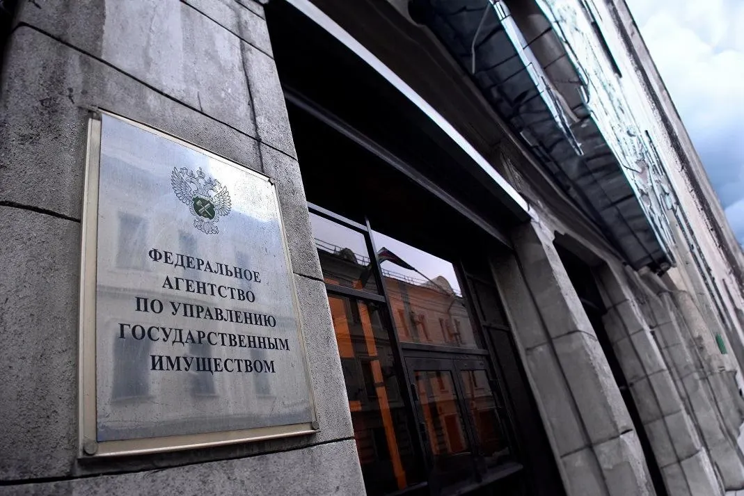 Закон снимает ценовой порог и полугодовую паузу между торгами — теперь любую квартиру, изъятую у коррупционеров, можно выставлять на продажу. Вводятся новые требования к оценщикам и организаторам торгов; для религиозного имущества отменяется срок давности при оспаривании приватизационных сделок.
