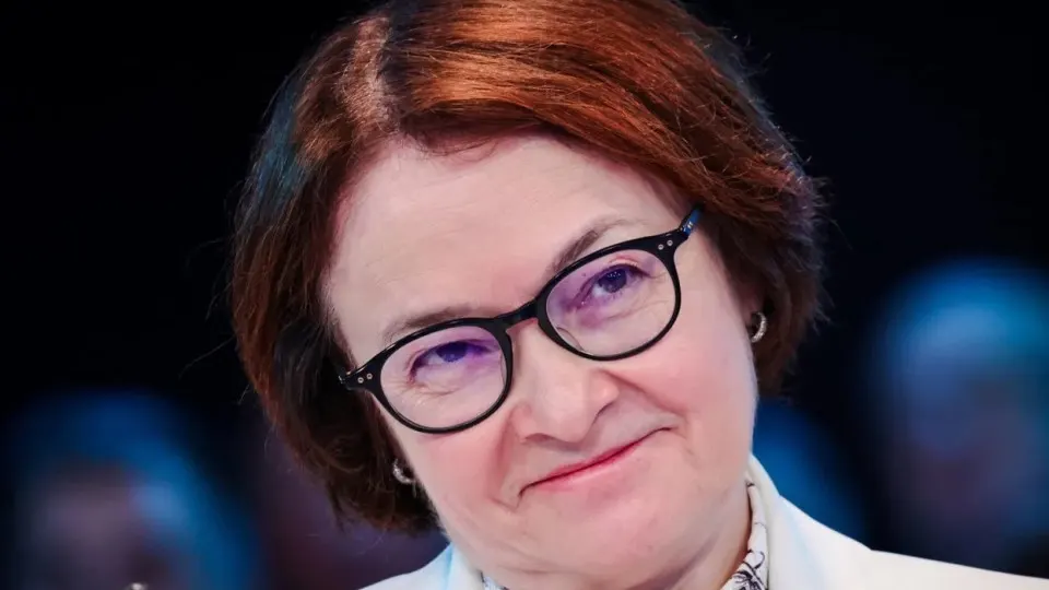 Отсутствие главы Центробанка вызвало волну домыслов. Её возвращение на традиционную пресс‑конференцию совпадает с решающим заседанием по ключевой ставке и на фоне изменений в законе о бюджете, которые расширяют возможность непрозрачного финансирования военных расходов.