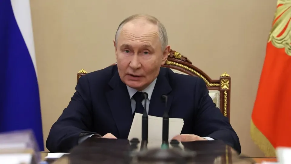 Президент заявил, что инвестиционной паузы нет, хотя вклад инвестиций в экономику сократился рекордно с 2009 года. Власти отмечают влияние внешних ограничений, высоких ставок и сокращения прибыли компаний; бюджетные возможности для стимулирования ограничены.