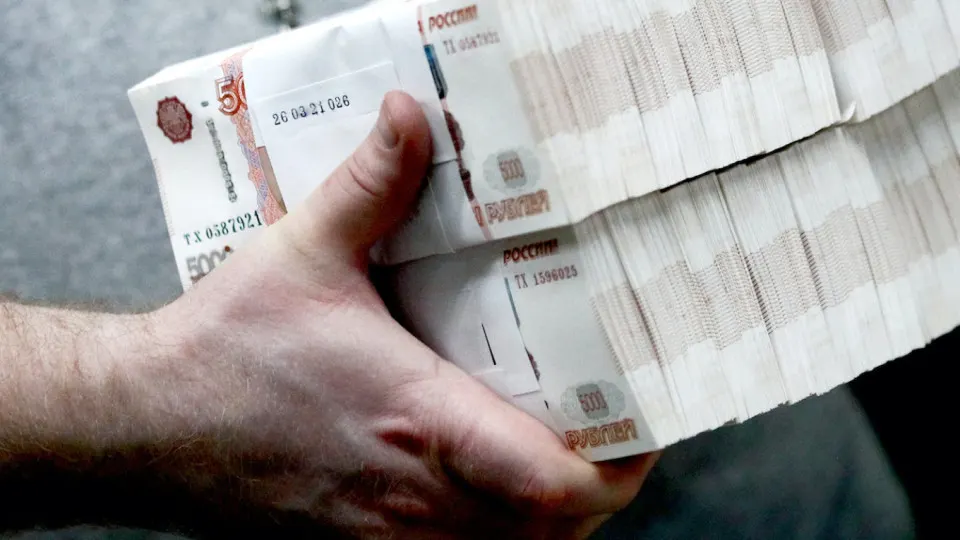 Банки отмечают всплеск спроса на наличные: население и бизнес частично уходят в расчёты вне учёта из‑за перебоев в работе онлайн‑сервисов и опасений по налогам. Центробанк ужесточил контроль за операциями с наличностью.